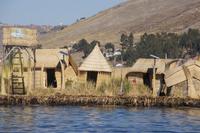 Besuch-bei-einer-Familie-auf-den-Uros-Inseln_Titicacasee_Peru &ndash; &copy; Maria Drewans (Eberhardt TRAVEL)