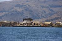 Besuch-bei-einer-Familie-auf-den-Uros-Inseln_Titicacasee_Peru &ndash; &copy; Maria Drewans (Eberhardt TRAVEL)