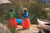 Besuch-bei-einer-Familie-auf-den-Uros-Inseln_Titicacasee_Peru &ndash; &copy; Maria Drewans (Eberhardt TRAVEL)