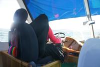 Frau-am-Steuer_Bootsfahrt-auf-dem-Titicacasee_Peru &ndash; &copy; Maria Drewans (Eberhardt TRAVEL)