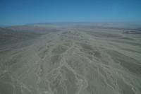 Erosionsrinnen, Nazca - Wie viel Geoglyphen denen wohl zum Opfer gefallen sind? &ndash; &copy; Andreas Böcker (Eberhardt TRAVEL)