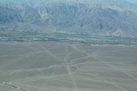 Nazca: Gelände mit Abbruchkante. Darunter das fruchtbare Tal.  &ndash; &copy; Andreas Böcker (Eberhardt TRAVEL)