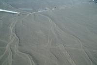 Erosionsrinnen schneiden Nazca-Linien  &ndash; &copy; Andreas Böcker (Eberhardt TRAVEL)