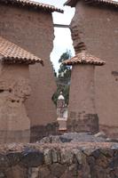 Turm der Kirche von Raqchi durch die Ruinen des Wirakocha-Tempels hindurch fotografiert &ndash; &copy; Andreas Böcker (Eberhardt TRAVEL)