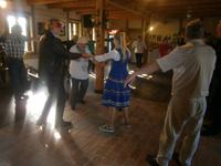 Bräutigam und Baby tanzen mit einer jungen Polin in Tracht &ndash; &copy; Karl-Heinz Meinig (Eberhardt TRAVEL)