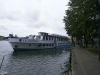 Ein Fahrgastschiff im Hafen von Mikolajki