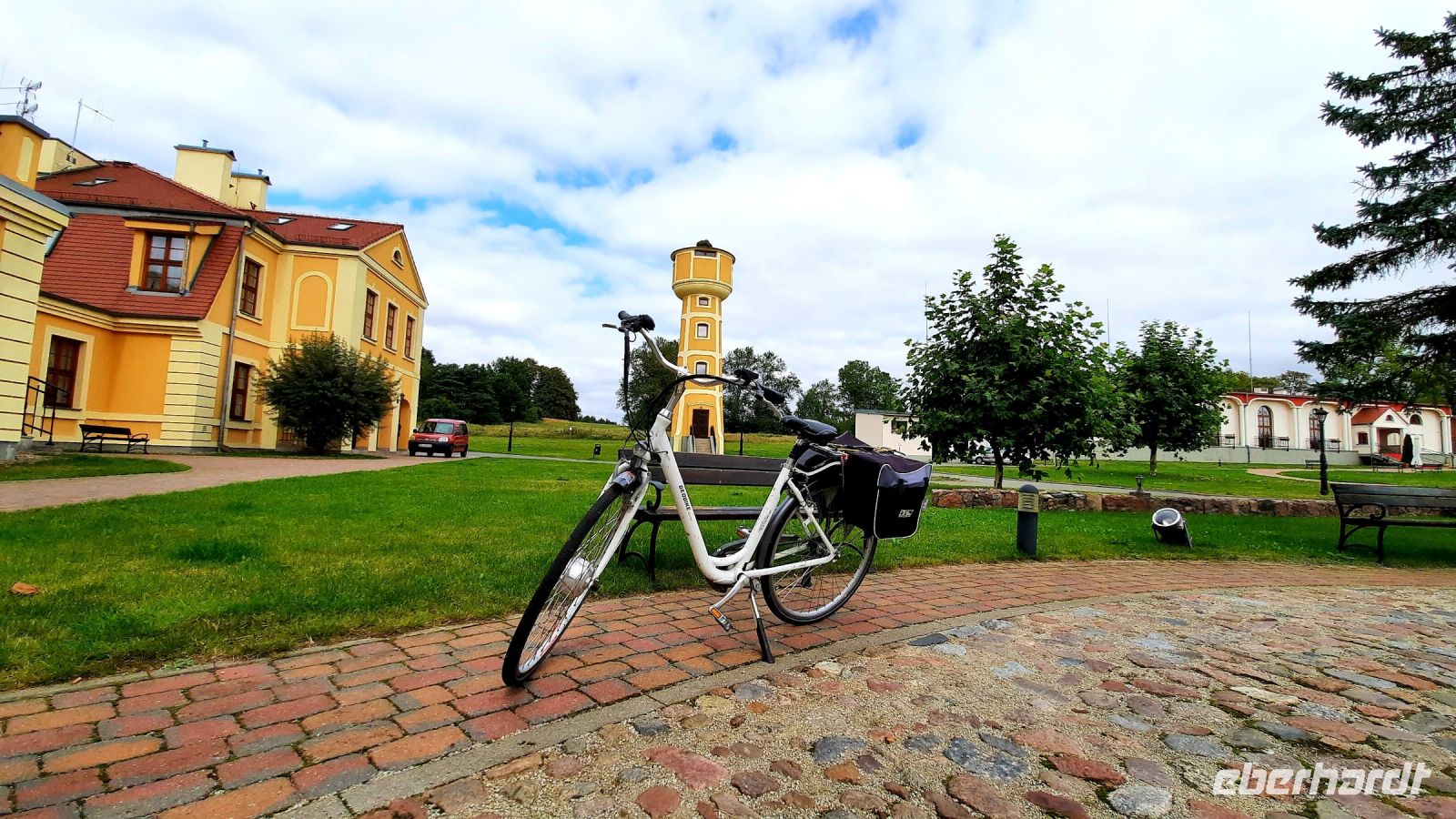 083 - Schloss Roman Fahrrad &ndash; &copy; Vivien Fiedler (Eberhardt TRAVEL)