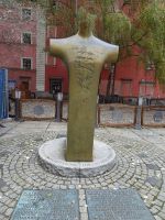 Breslau - Denkmal Theologe Dietrich Bonhoeffer vor Elisabethkirche &ndash; &copy; Hartwig Köllner (Eberhardt TRAVEL)