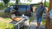 Robert - Transferfahrer und Grillmeister &ndash; &copy; Marcus Richter (Eberhardt TRAVEL)