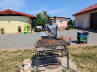 Transferfahrer Robert beim Grillen &ndash; &copy; Marcus Richter (Eberhardt TRAVEL)