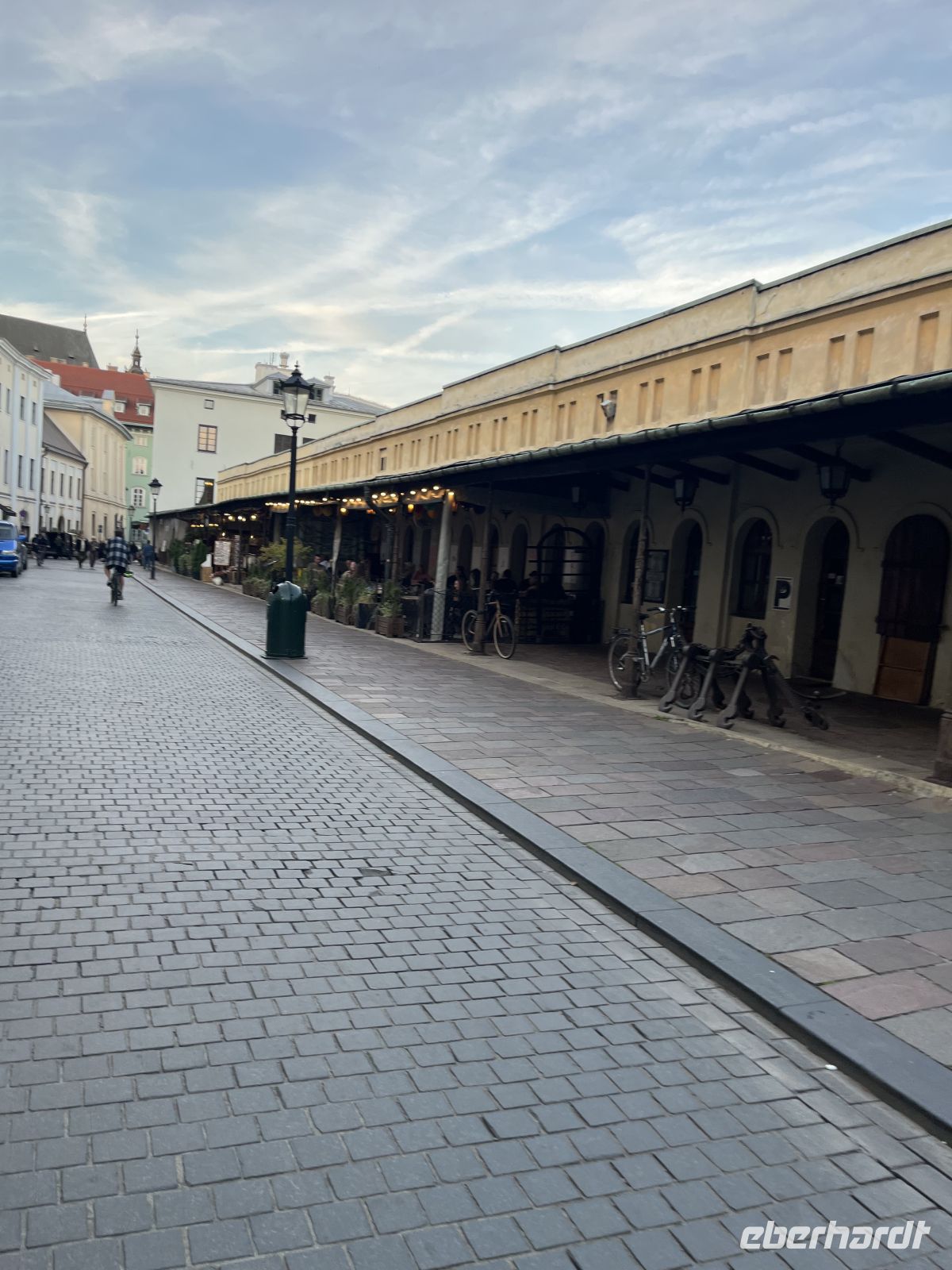 Krakau - an den berühmtenKrakauer Tuchhallen - am Rynek &ndash; &copy; Renate Grafe (Eberhardt TRAVEL)