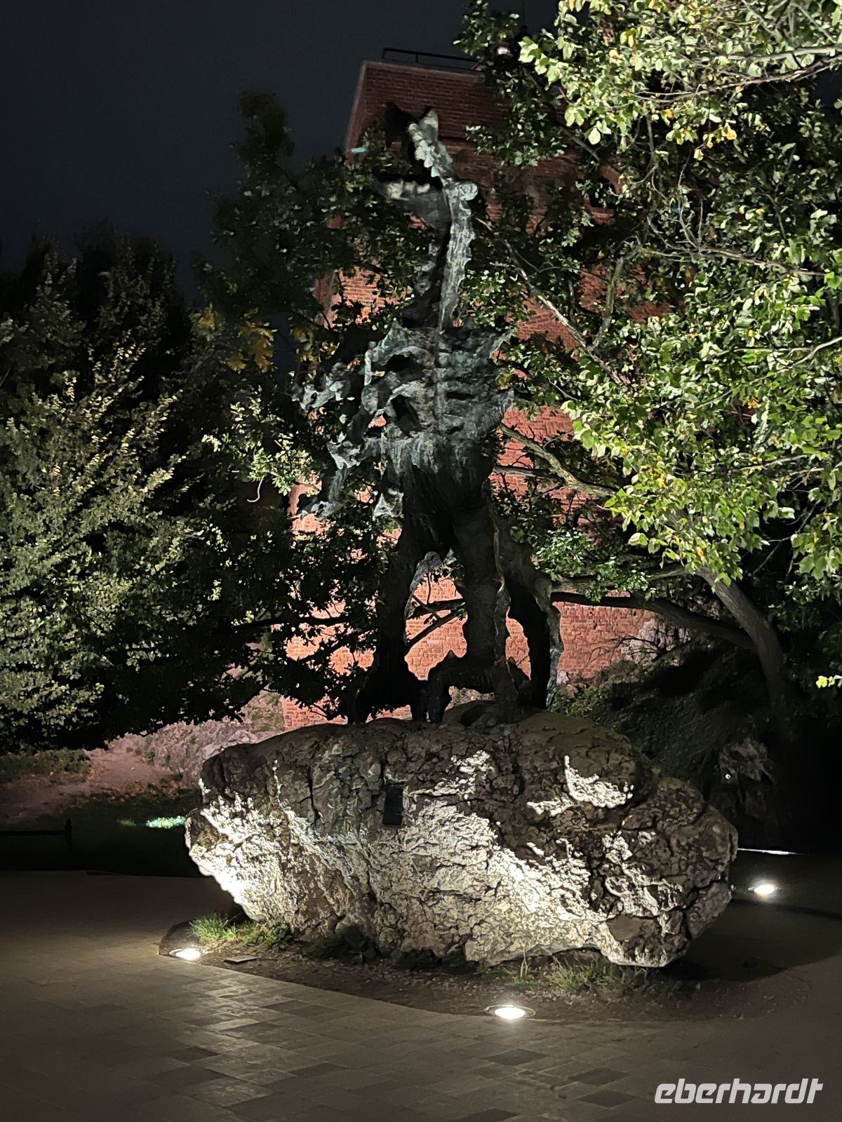 Krakau- bronzene Wawel- Drachen-Statue  &ndash; &copy; Renate Grafe (Eberhardt TRAVEL)