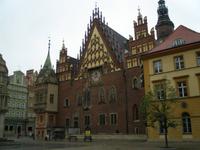 Rathaus am Rynek mit astronomischer Uhr
