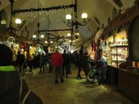 Innenansicht der Tuchhallen mit den Souvenierständen &ndash; &copy; Christine Paulan (Eberhardt TRAVEL)