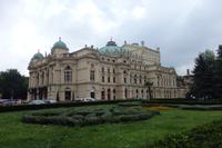 Von dieser Seite zeigt sich das Opernhaus in seiner ganzen Größe