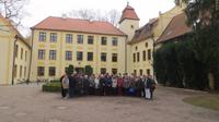 vor Schloß Krokowa &ndash; &copy; Heike Meinhold (Eberhardt TRAVEL)