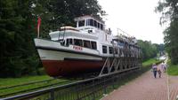 auf einem Wagen und über Schienen kommt das Schiff im Trockenen in den nächsten Kanalabschnitt &ndash; &copy; Horst Hallfarth (Eberhardt TRAVEL)
