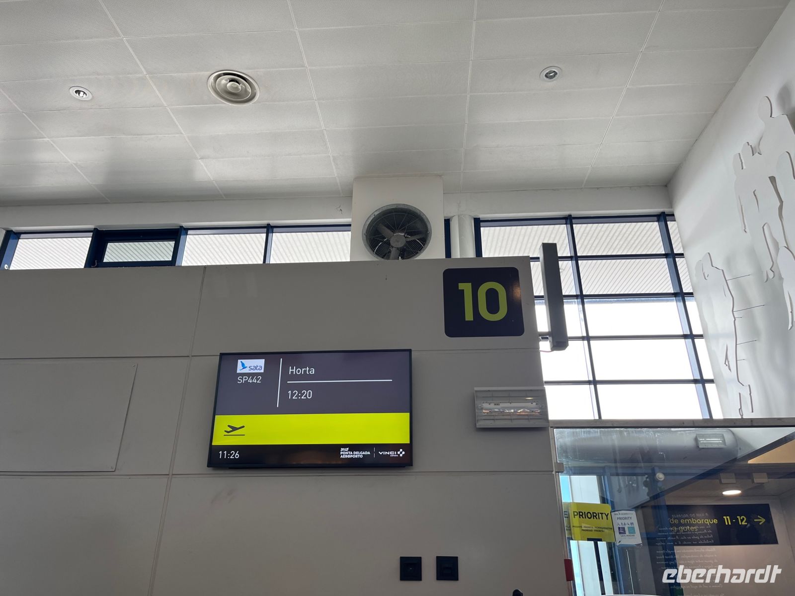 Flughafen, Gate, Ponta Delgada, São Miguel, Azoren, Portugal &ndash; &copy; Maria Feibig (Eberhardt TRAVEL)