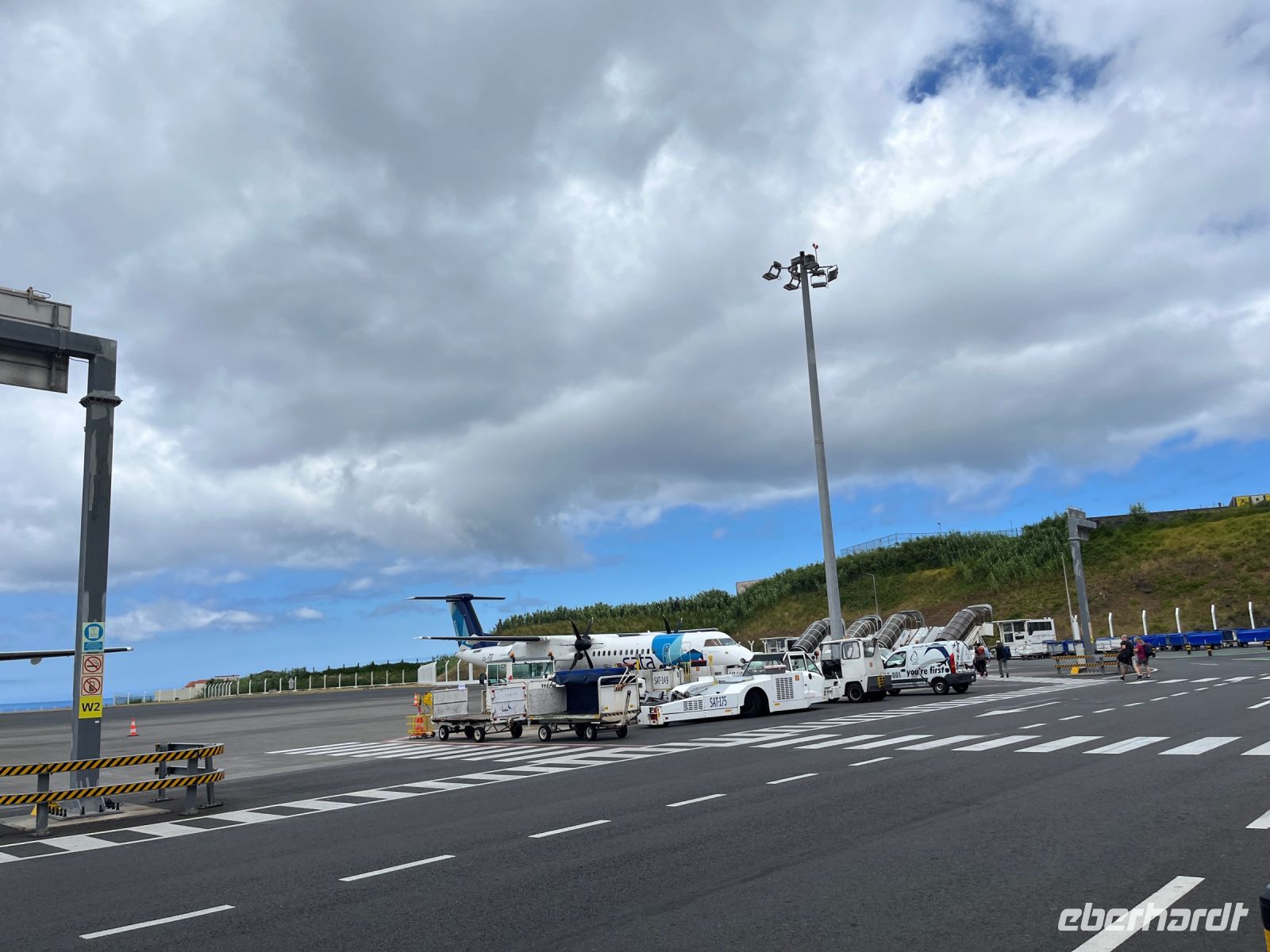 Flughafen, Flugzeug nach Horta, Ponta Delgada, São Miguel, Azoren, Portugal &ndash; &copy; Maria Feibig (Eberhardt TRAVEL)