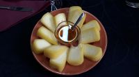 Käse mit Honig &ndash; &copy; Julia Kies (Eberhardt TRAVEL)
