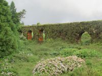 Das alte Aquädukt - auf der Strecke nach Sete Cidades, São Miguel, Azoren &ndash; &copy; Marieta Beck (Eberhardt TRAVEL)