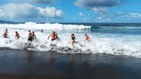 ...erstaunlich warm, doch die Wellen haben es in sich! &ndash; &copy; Birgit Kirchner (Eberhardt TRAVEL)