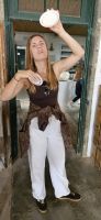 Emma erläutert die Schritte der Bemalung der Teller