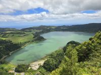 Blick auf den Kratersee Furnas vom Aussichtspunkt Pico de Fero