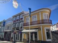 Bunte Häuser im Kolonialstil in Angra