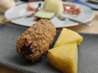 Typische Vorspeise: frittierte Blutwurst mit Ananas  &ndash; &copy; Monika Cortese (Eberhardt TRAVEL)