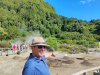Josè erklärt die Herstellung der Cozidos in der heißen Vulkanerde &ndash; &copy; Monika Cortese (Eberhardt TRAVEL)