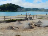 Am Lagoa das Furnas gart unser Mittagessen  &ndash; &copy; Monika Cortese (Eberhardt TRAVEL)