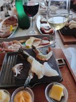 Abendessen einmal anders: Fleisch und Fisch auf dem heißen Lavastein selbst gegrillt &ndash; &copy; Monika Cortese (Eberhardt TRAVEL)