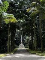 Obelisk im Park - Povoação - Azoren - Portugal.jpeg &ndash; &copy; Manuel González Urrutia (Eberhardt TRAVEL)