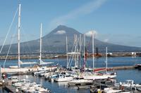 Faial: Hafen von Horta mit Pico &ndash; &copy; Isabel Braksiek (Eberhardt TRAVEL)