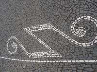 Rundgang durch Horta - Gehweg mit Verzierung &ndash; &copy; Hans-Joachim Trutz (Eberhardt TRAVEL)