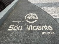 Schriftzug im Fußweg von Sao Vincente &ndash; &copy; Antonia Knorrscheid (Eberhardt TRAVEL)