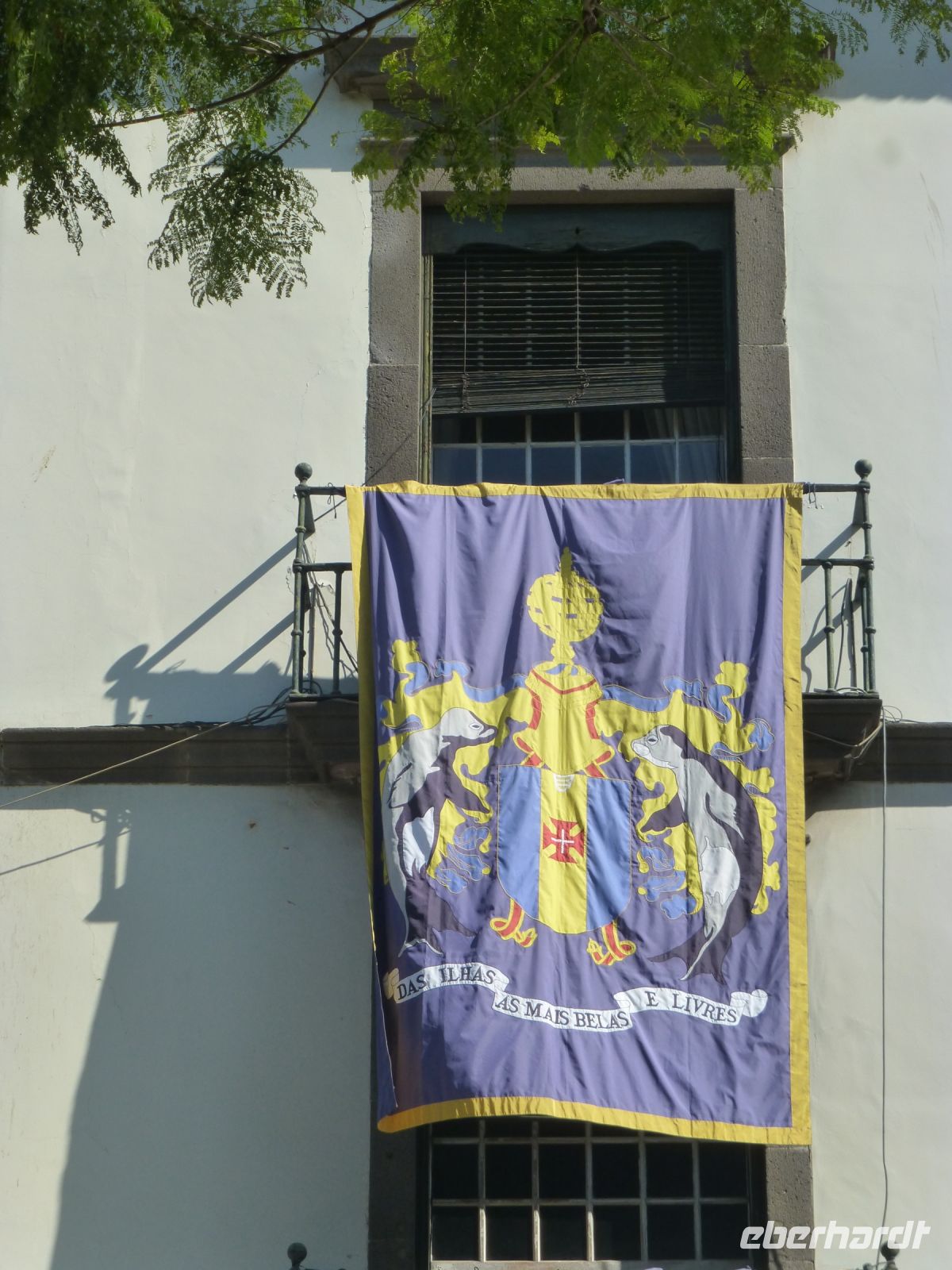 Das  Wappen der autonomen Region Madeira mit zwei Seehunden als Wappentier &ndash; &copy; Vivian Kreft (Eberhardt TRAVEL)