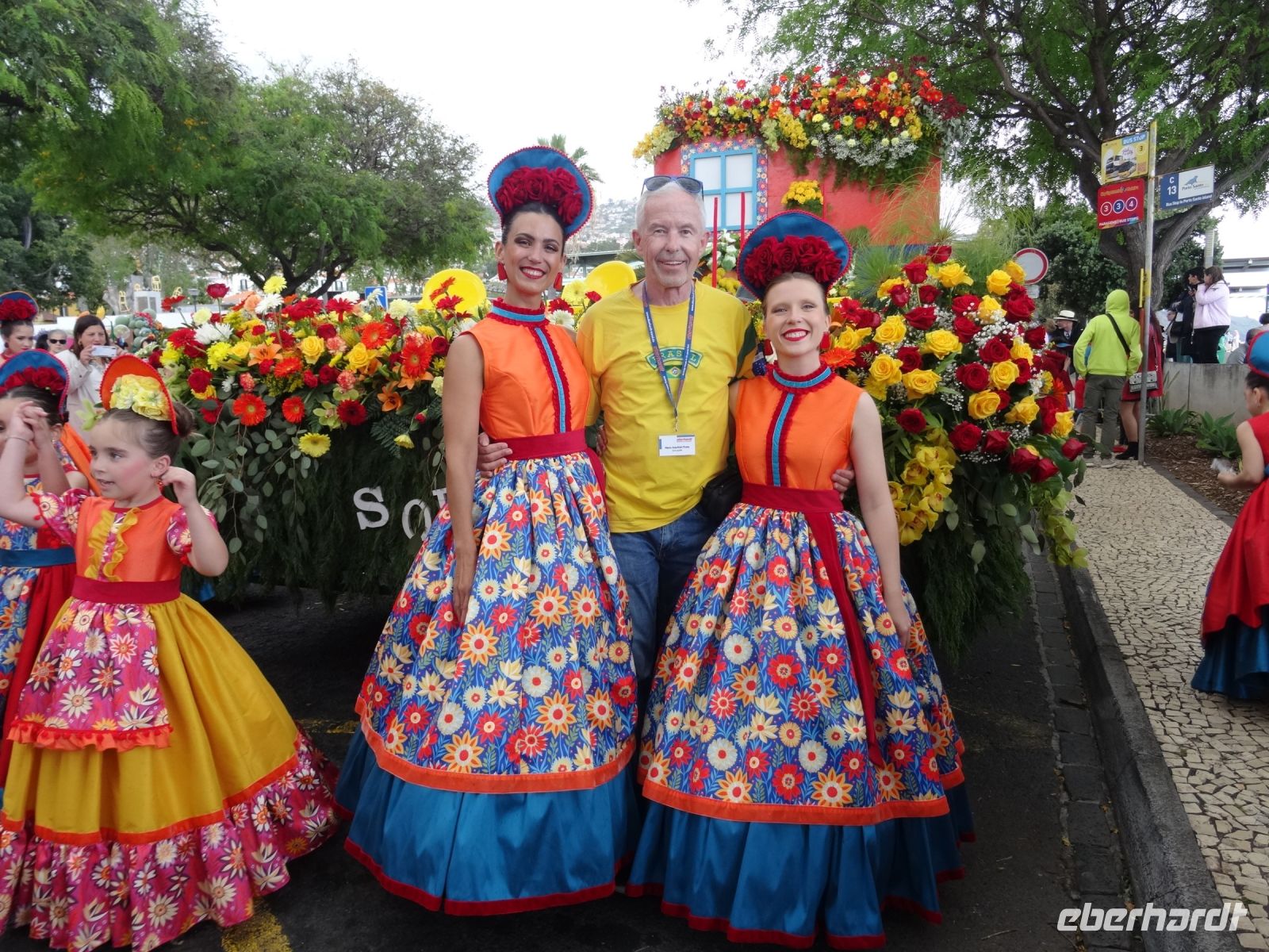 Funchal - Reiseleiter inmitten des Blumenfestes &ndash; &copy; Hans-Joachim Trutz (Eberhardt TRAVEL)