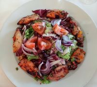 Lulas grelhadas, kleine gegrillte Mini-Kalmar mit Salat, typisch für Madeira und ein Gaumenschmaus &ndash; &copy; Simone Willner (Eberhardt TRAVEL)
