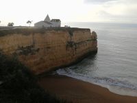 Capela da Nossa Senhora da Rocha auf einer schmalen Landzunge bei Armaçao de Pera.jpg &ndash; &copy; Patrick Erdmann (Eberhardt TRAVEL)