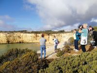 gespannt lauschen wir den Erläuterungen der Wanderführerin Fatima Sao Joao.jpg &ndash; &copy; Patrick Erdmann (Eberhardt TRAVEL)