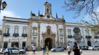 Singlereise Algarve / Portugal - Rundgang in Faro mit Stadttor &ndash; &copy; Franziska Bergmann (Eberhardt TRAVEL)