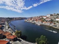 Auf der linken Flußseite befinden sich die Portweinkeller, der bekannteste ist wohl Sandemann &ndash; &copy; Simone Willner (Eberhardt TRAVEL)