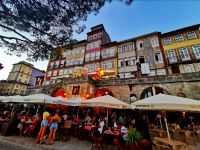 Unser heutiges Abendlokal liegt mitten im pulsierenden Viertel von Porto und hat eine tolle Sicht auf den Douro &ndash; &copy; Simone Willner (Eberhardt TRAVEL)