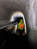 Mit Taschenlampen 800m durch den Tunnel &ndash; &copy; Dieter Braune (Eberhardt TRAVEL)