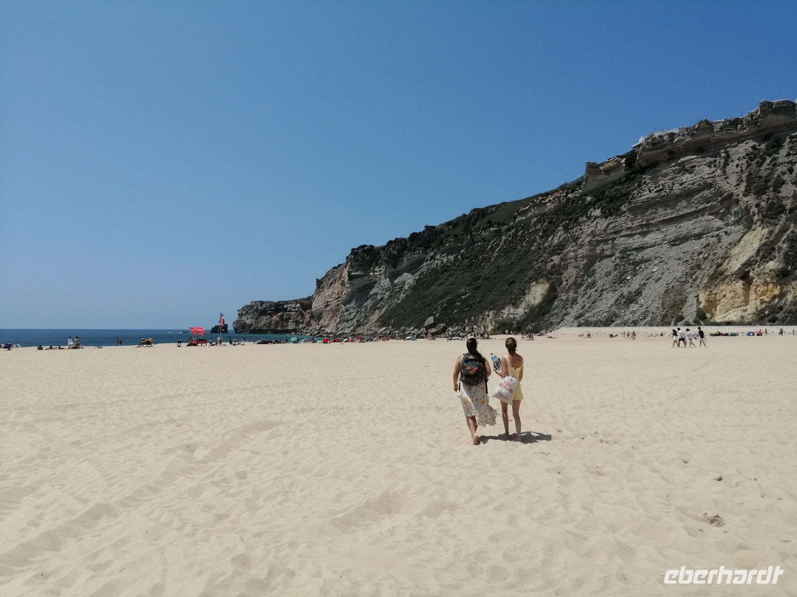 Freizeit, Sandstrand in Nazaré &ndash; &copy; Andrej Kulikov (Eberhardt TRAVEL)