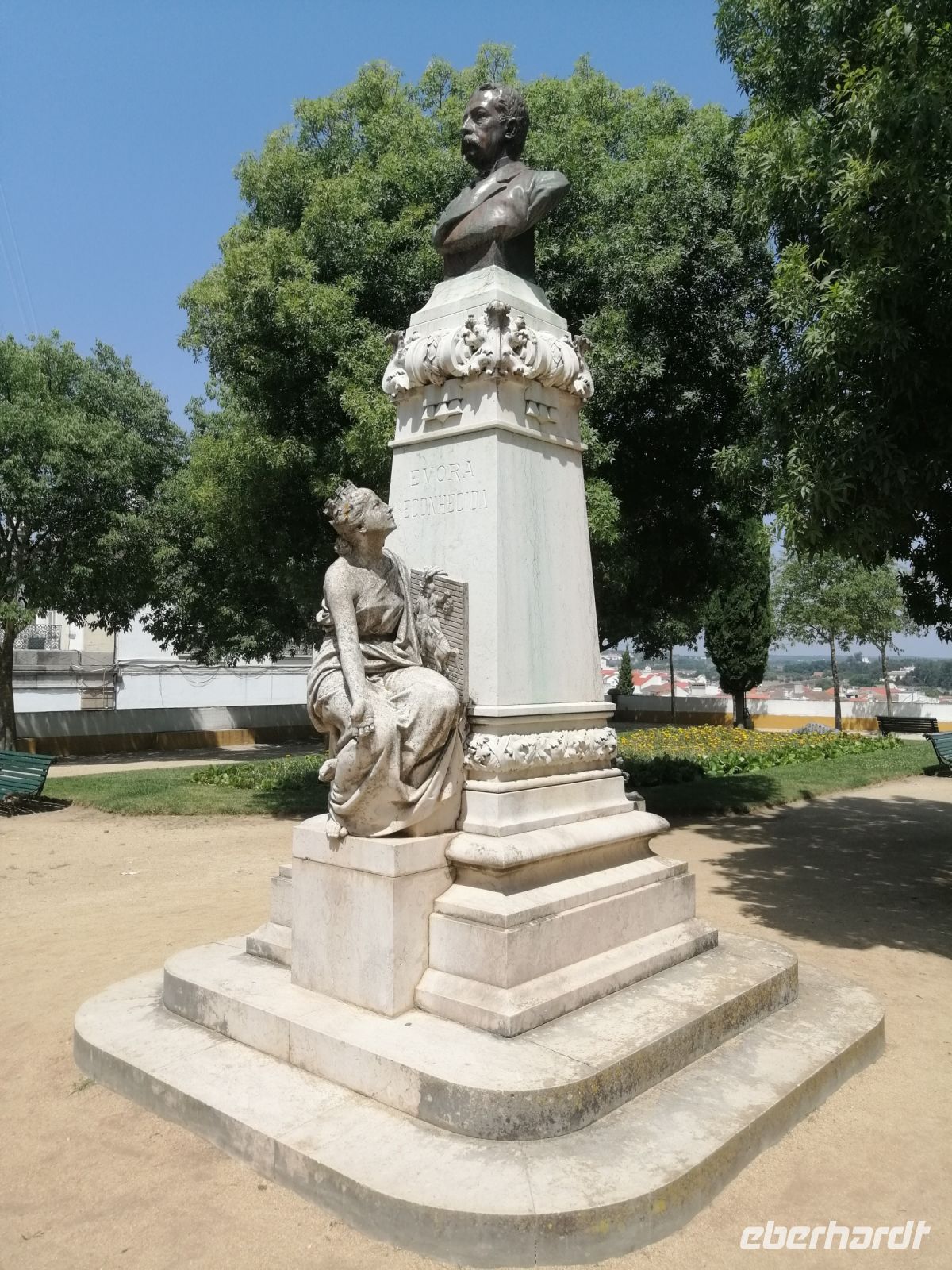 Stadtführung durch Évora: Denkmal zu Ehren von Francisco Eduardo de Barahona Fragoso - portugiesischer Landbesitzer und Philanthrop &ndash; &copy; Andrej Kulikov (Eberhardt TRAVEL)