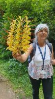 Reiseleiterin Serafina mit einer Blüte des Zieringwer &ndash; &copy; Ria Heilmann (Eberhardt TRAVEL)