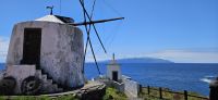Windmühlen Corvo mit Blick nach Flores &ndash; &copy; Ria Heilmann (Eberhardt TRAVEL)
